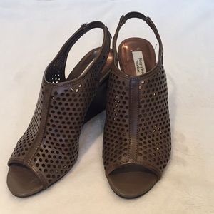 EUC Simply Vera Perforated Wedges